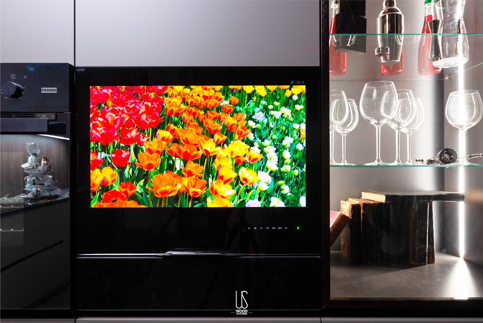 Встроенные телевизоры для кухни. Kiteq телевизор встраиваемый. Встраиваемый телевизор для кухни. Встроенный телевизор в кухонный гарнитур. Телевизор встроенный в кухню.